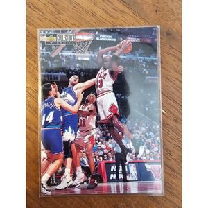 Michael Jordan 1997-1998 Upper Deck #390 - Michael's Magic - Chicago Bulls - NBA